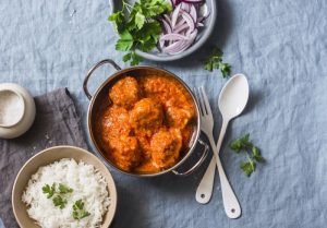 Nærende og mættende aftensmad med boller i karry